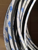 Selbstklebende Extrusion